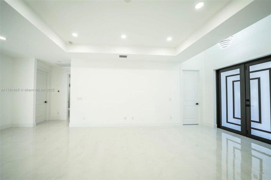 Spacious, unfurnished interior of a new home in , Lehigh Acres (Image 11).