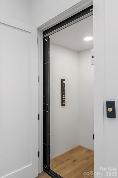 Spacious, unfurnished interior of a new home in , Marion (Image 41).