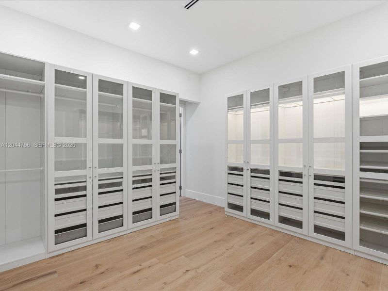 Spacious, unfurnished interior of a new home in , Pompano Beach (Image 49).