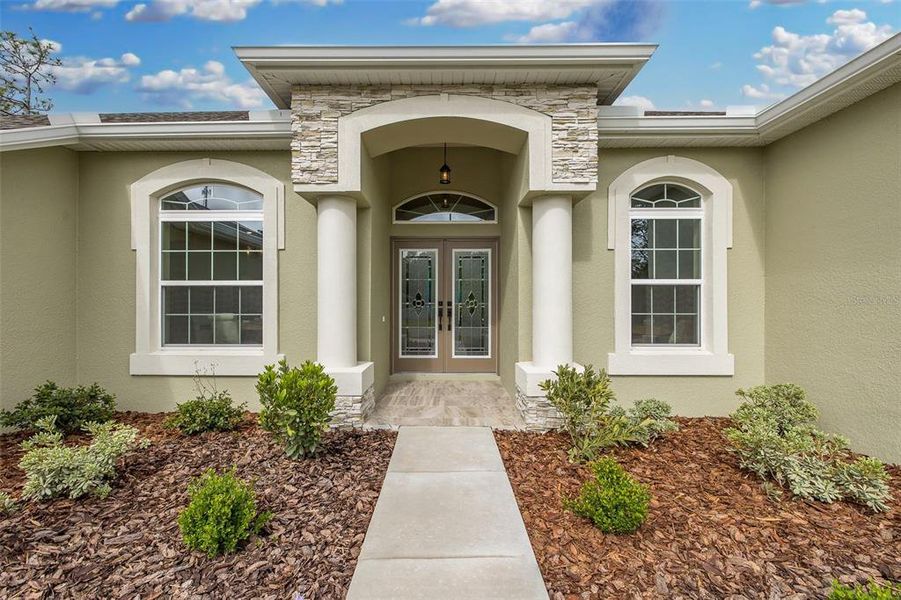 Exterior details and patio area of a home in , Homosassa (Image 25).