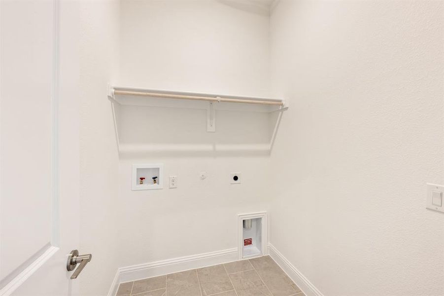 Spacious, unfurnished interior of a new home in Country Lakes, Denton (Image 33).