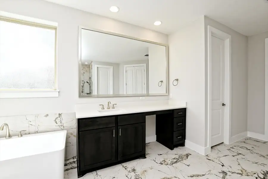 Representative furnished interior of a home built from the Vanderpool II by Giddens Homes in Whispering Wind, Bertram (Image 16).