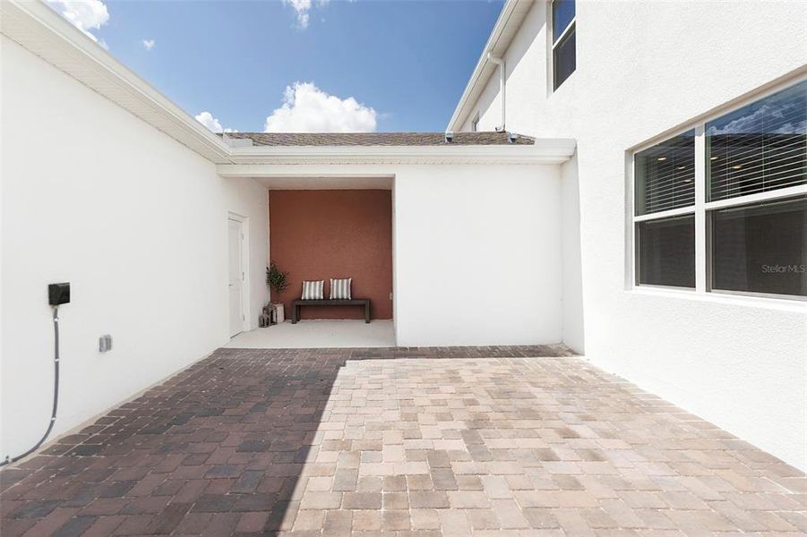 Exterior details and patio area of a home in , Clermont (Image 3).