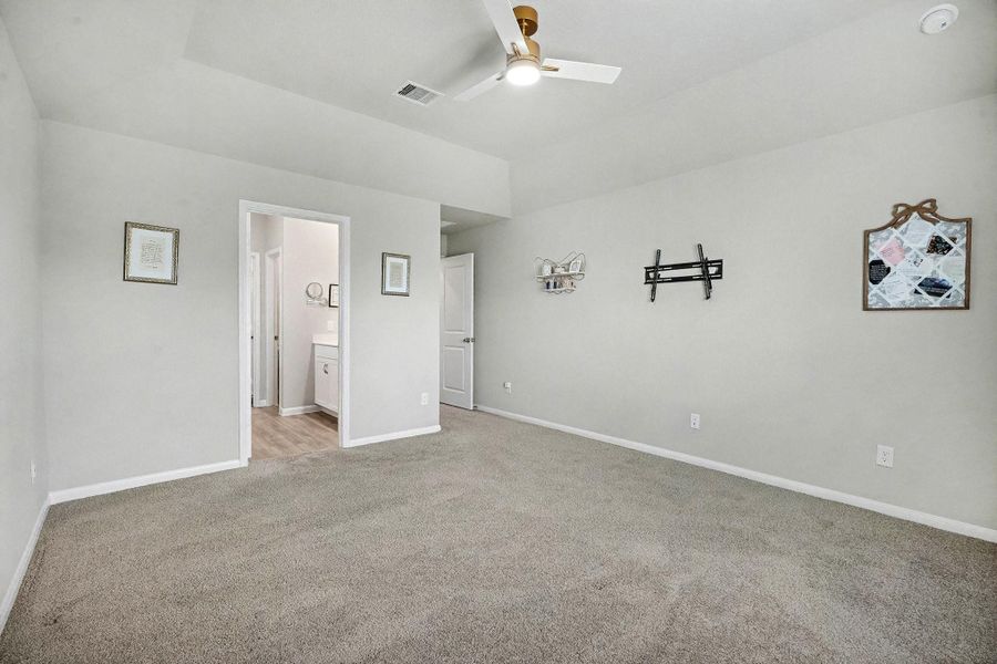 Spacious, unfurnished interior of a new home in Southwinds, Baytown (Image 23).