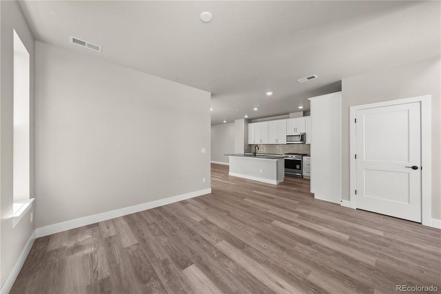 Spacious, unfurnished interior of a new home in Duet at Sterling Ranch, Littleton (Image 13).