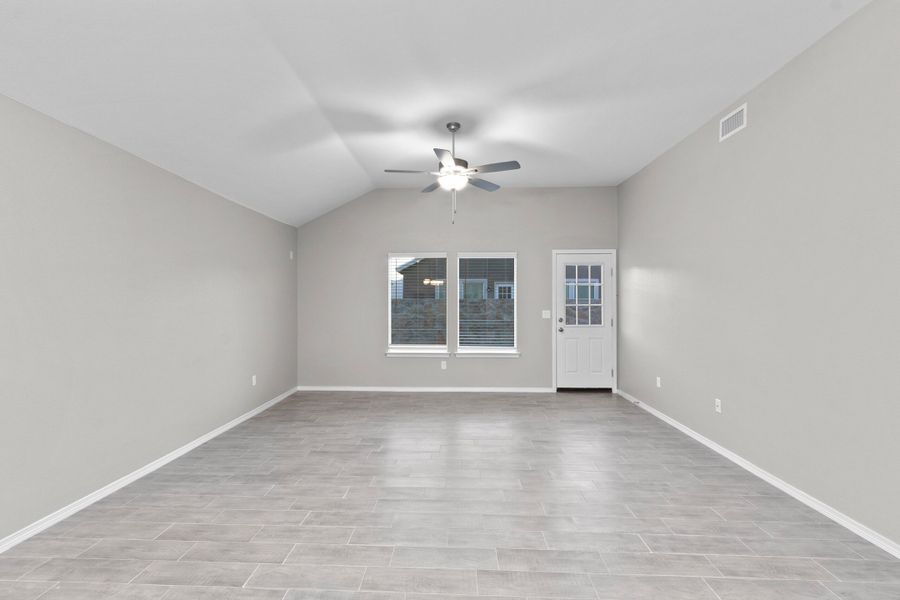 Spacious, unfurnished interior of a new home in Crossland, Socorro (Image 10).