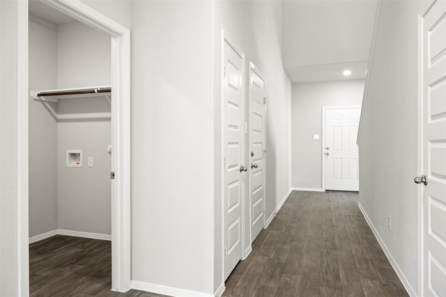 Spacious, unfurnished interior of a new home in Cloverleaf, Austin (Image 27).