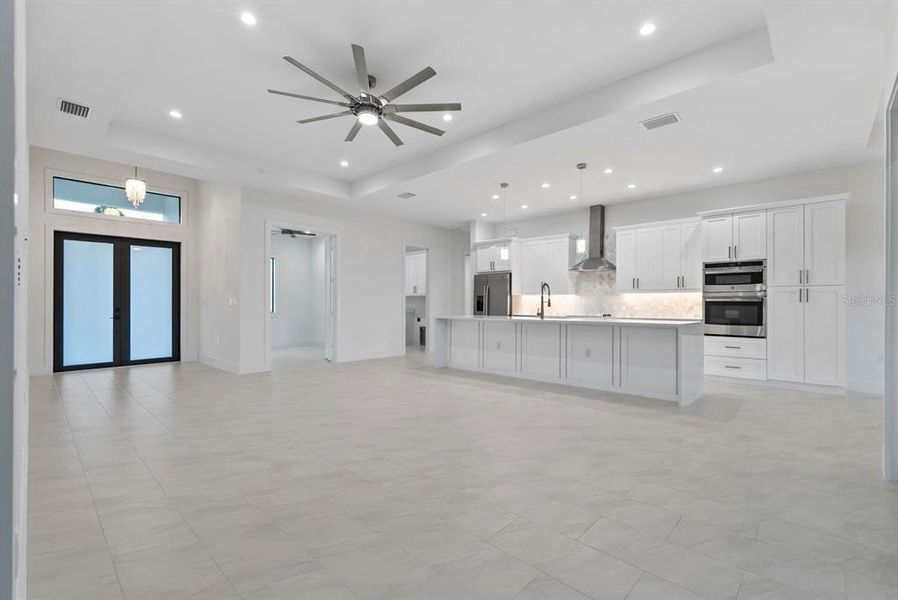 Spacious, unfurnished interior of a new home in , Naples (Image 20).