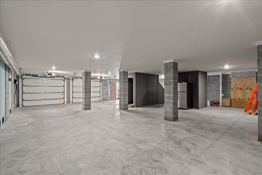 Spacious, unfurnished interior of a new home in , Kiawah Island (Image 48).