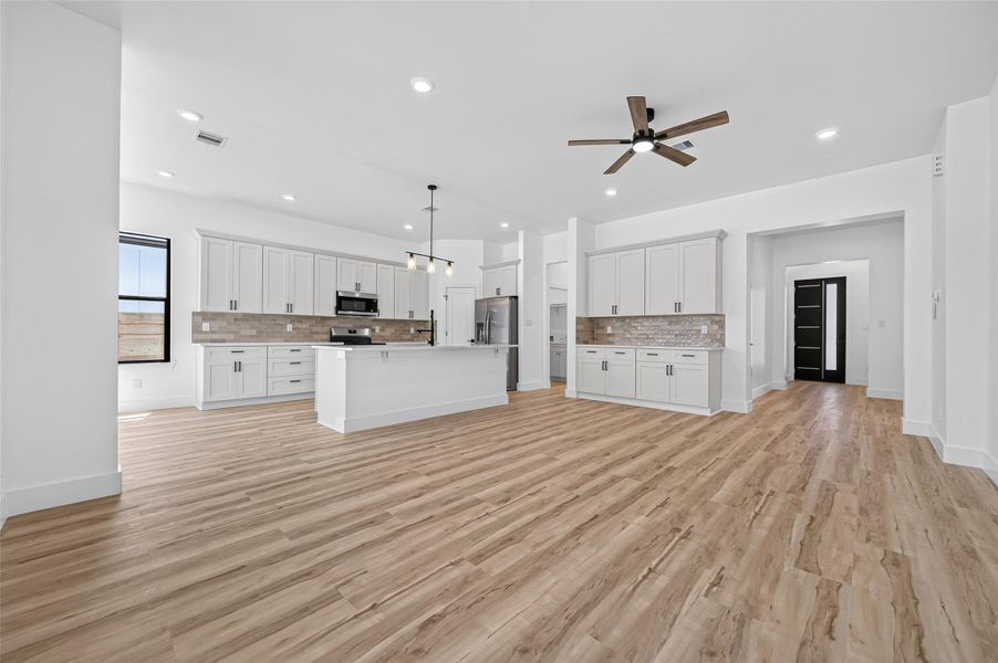 Spacious, unfurnished interior of a new home in , Conroe (Image 22).