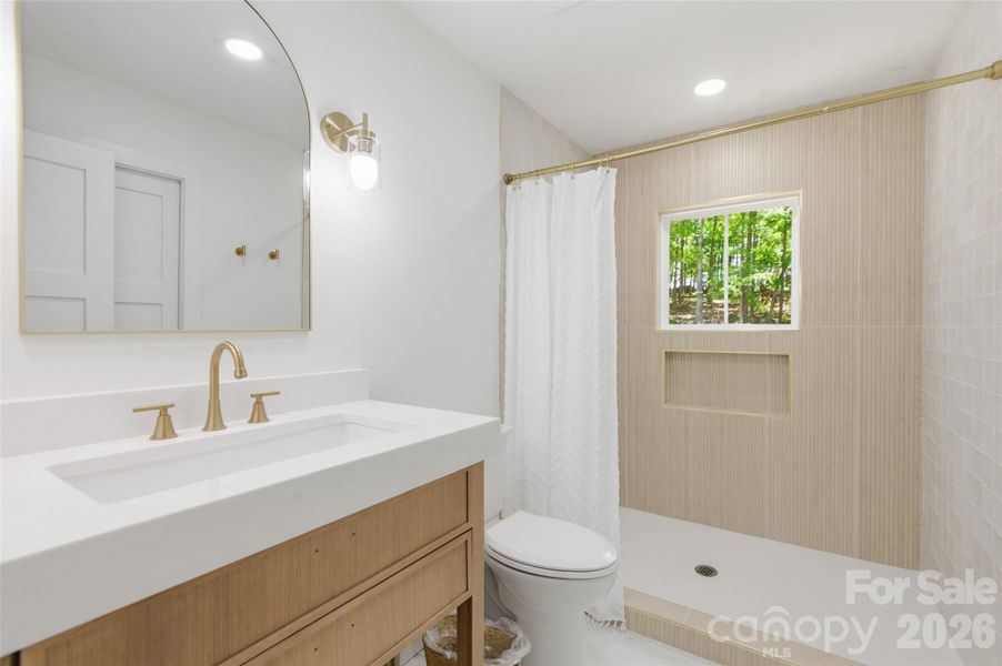 Customizable Full Bath