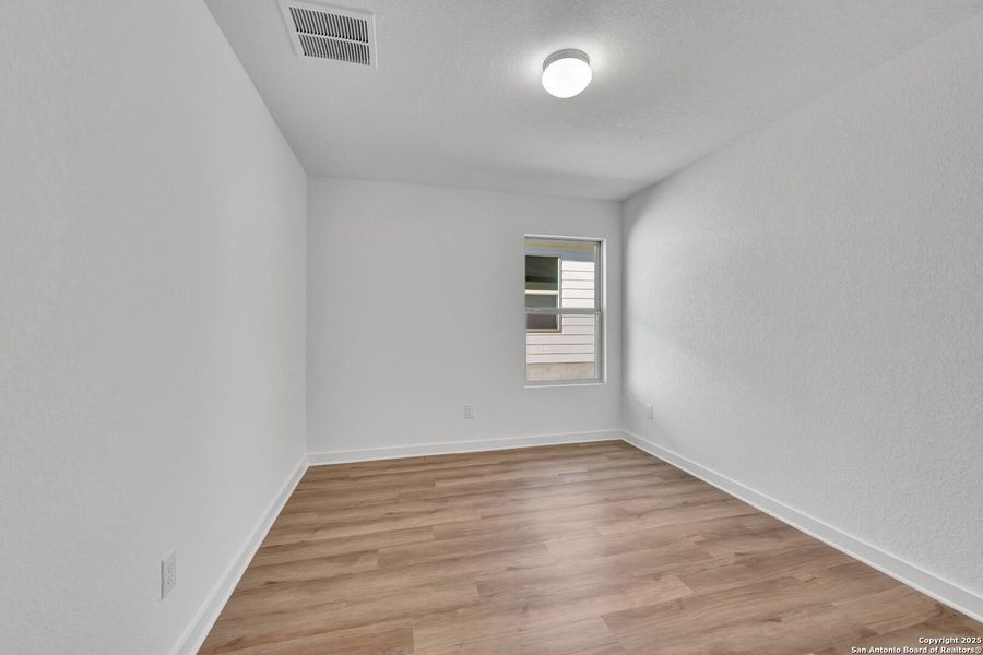 Spacious, unfurnished interior of a new home in Mesquite Ridge, San Antonio (Image 17).