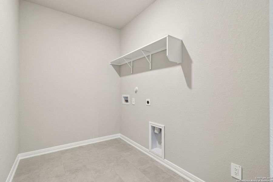 Spacious, unfurnished interior of a new home in Catalina, Converse (Image 34).