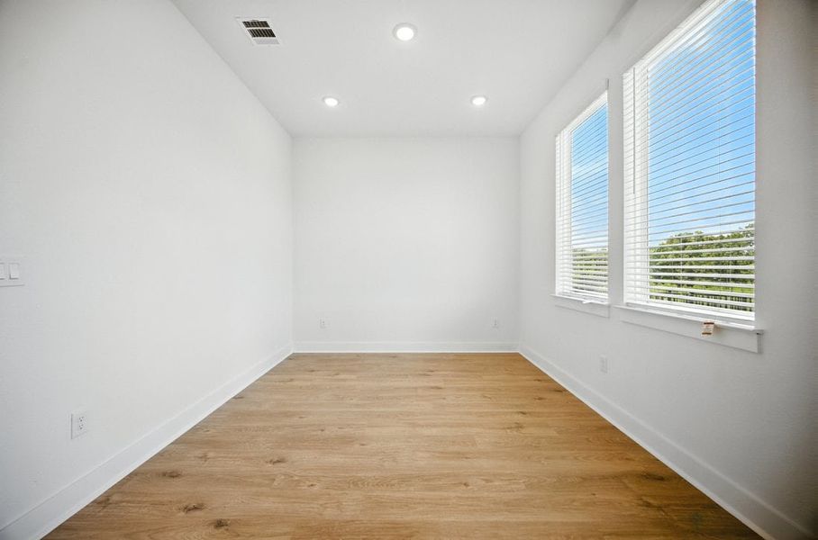 Spacious, unfurnished interior of a new home in Foxfield, Austin (Image 16). Spacious, unfurnished interior of a new home in Foxfield, Austin (Image 16).