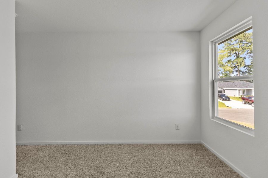 Spacious, unfurnished interior of a new home in Lake Conroe Cove, Willis (Image 17).