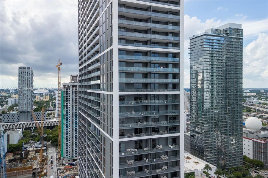 Condo located in Miami, FL showcasing its design and architecture (Image 33).