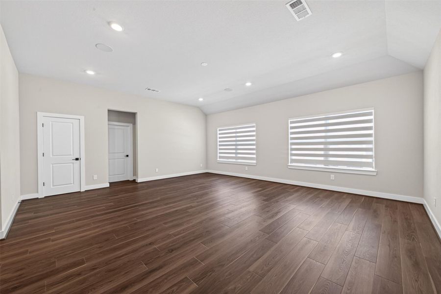 Spacious, unfurnished interior of a new home in , Missouri City (Image 24).