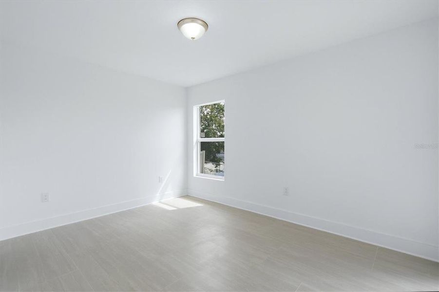 Spacious, unfurnished interior of a new home in , Cape Coral (Image 39).