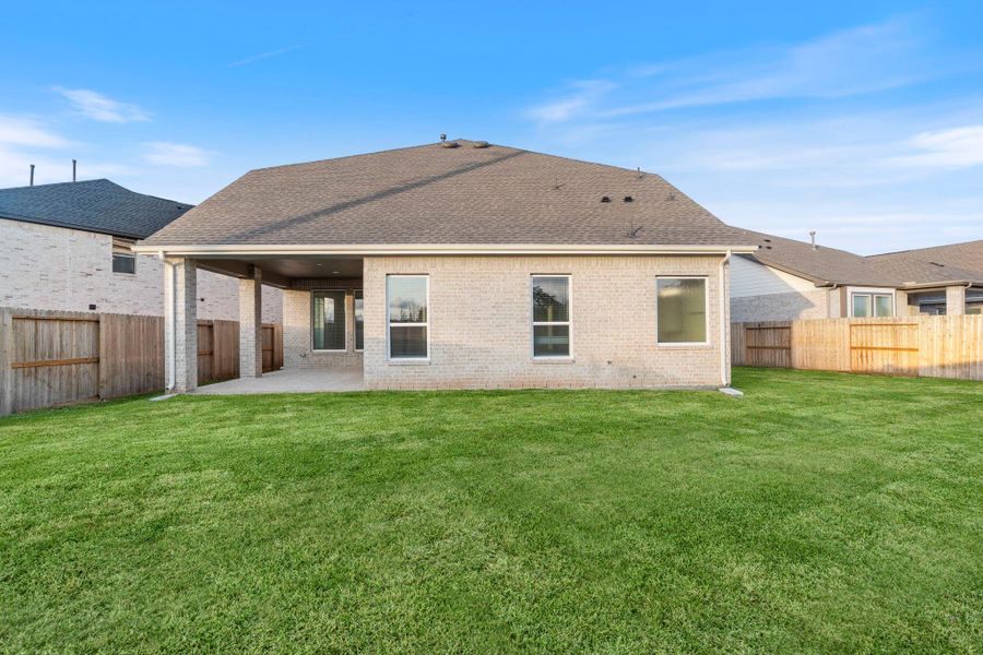 Exterior details and patio area of a home in Sienna, Missouri City (Image 20).