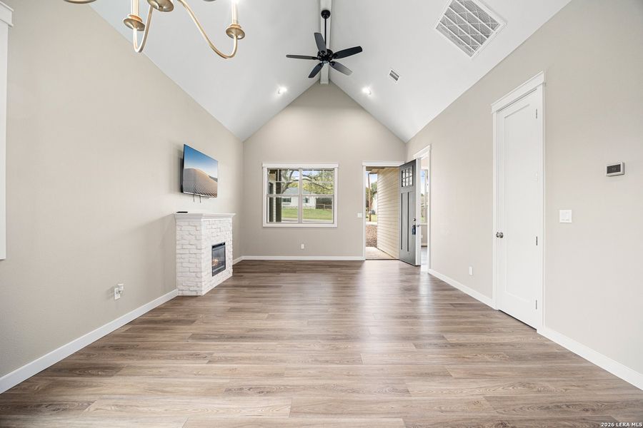 Spacious, unfurnished interior of a new home in , Canyon Lake (Image 38).