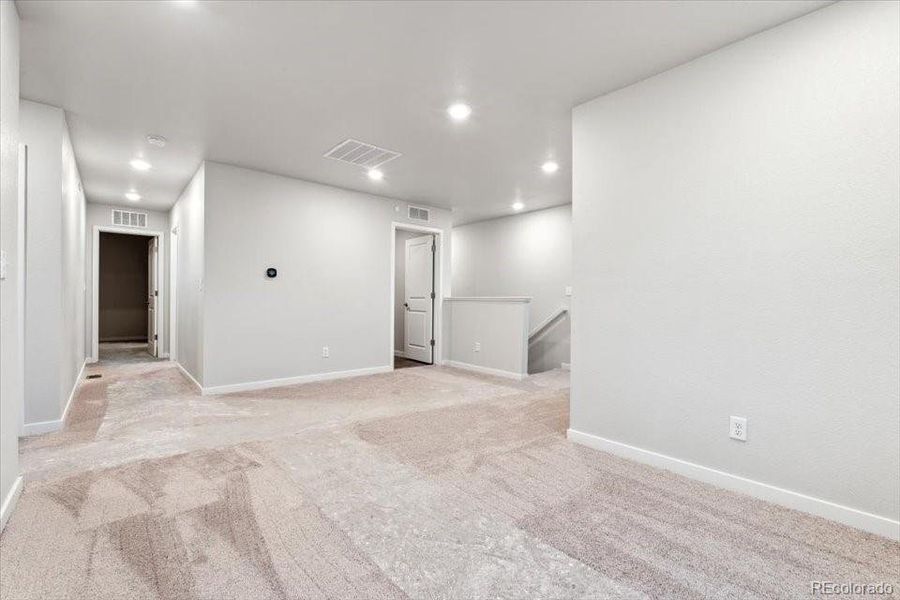 Spacious, unfurnished interior of a new home in Legato, Commerce City (Image 20).