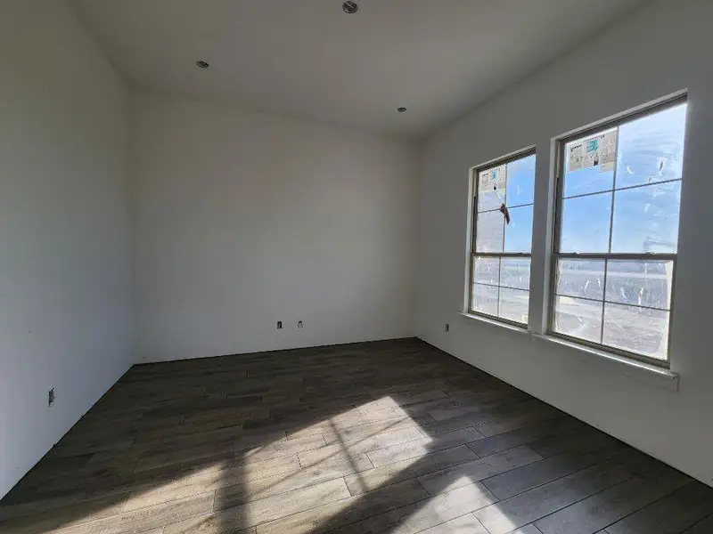 Spacious, unfurnished interior of a new home in Rocky Top, Krum (Image 5).