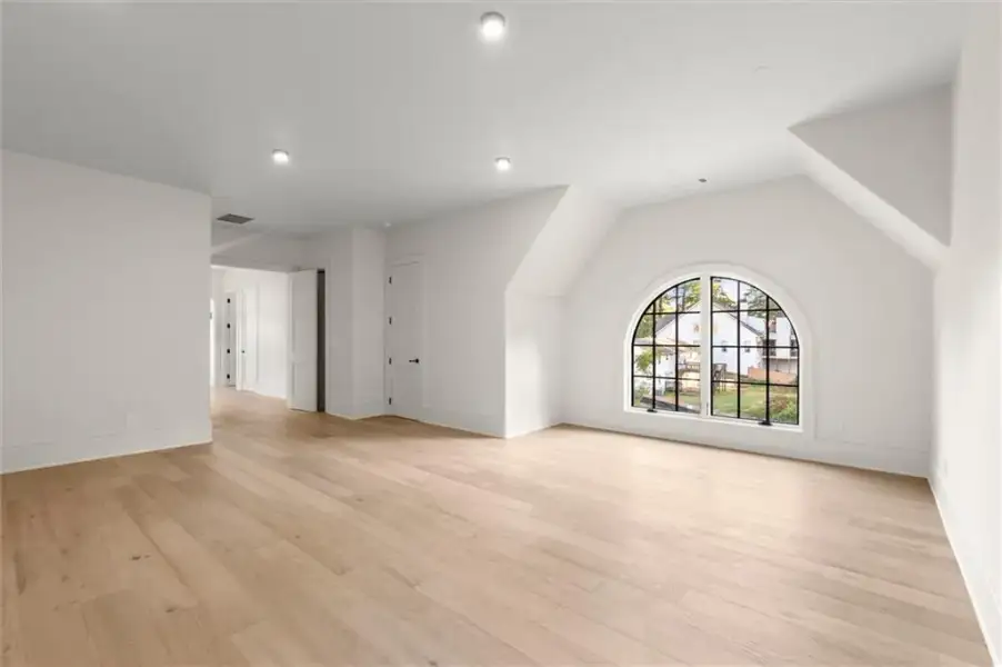 Spacious, unfurnished interior of a new home in , Alpharetta (Image 38).
