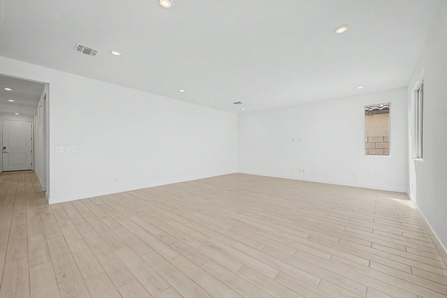 Spacious, unfurnished interior of a new home in Skyline Village, San Tan Valley (Image 8).