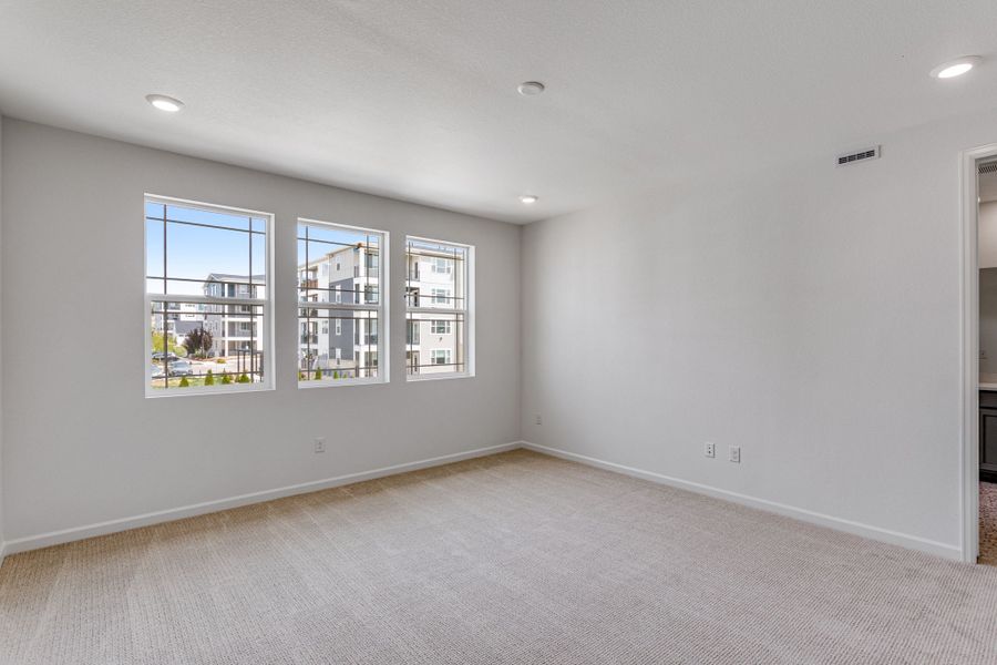 Spacious, unfurnished interior of a new home in Sugar Mill Village, Longmont (Image 8).