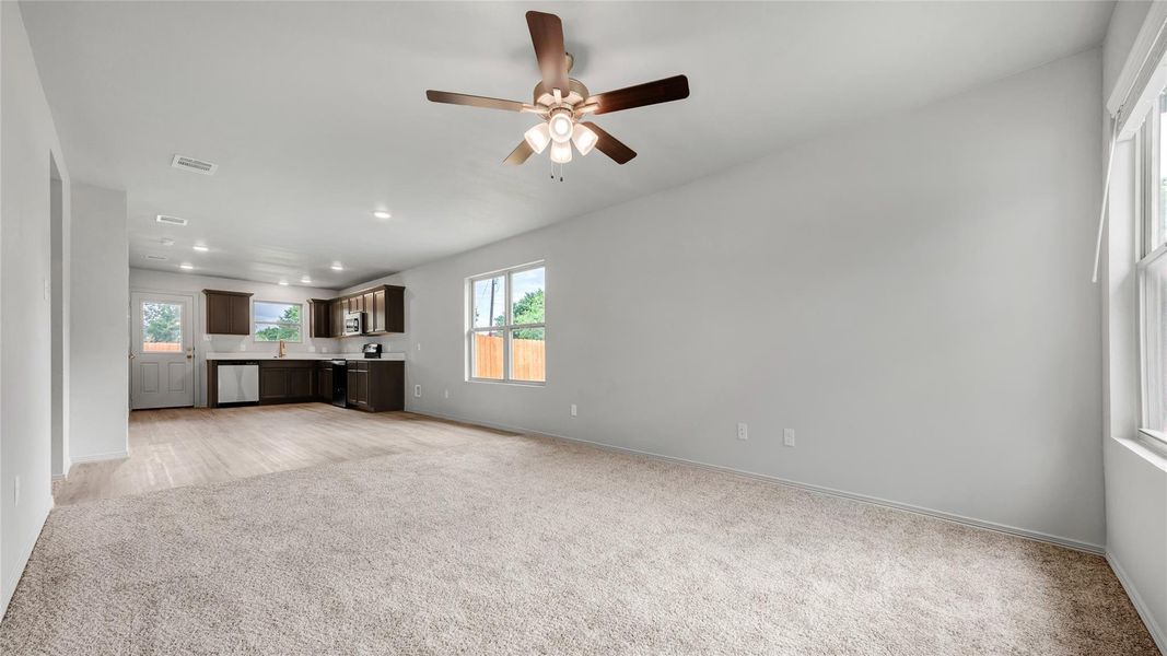 **Photos are sample photos of similar plan. Colors and features might vary** **Photos are sample photos of similar plan. Colors and features might vary**