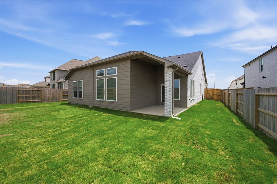 Exterior details and patio area of a home in Ashland, Angleton (Image 4).