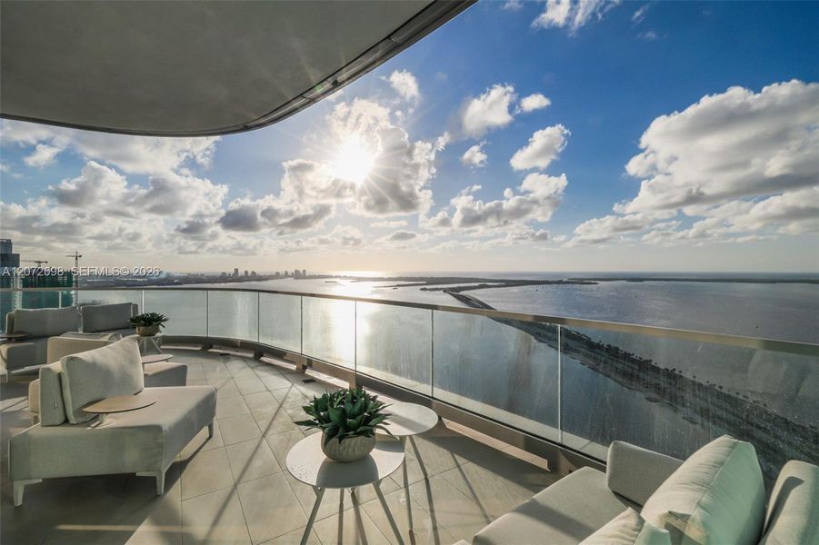 Condo located in Miami, FL showcasing its design and architecture (Image 4).