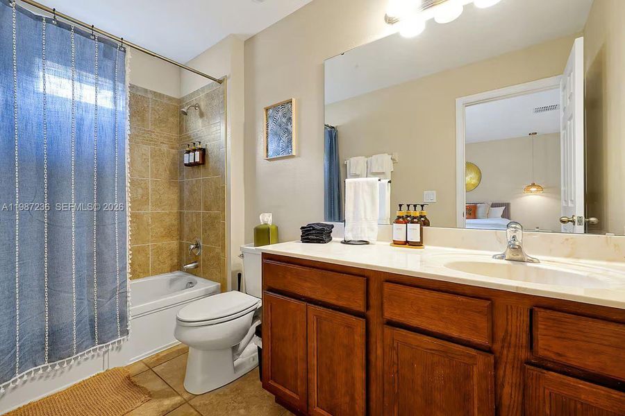 Furnished interior view inside a new home in , Kissimmee (Image 5).