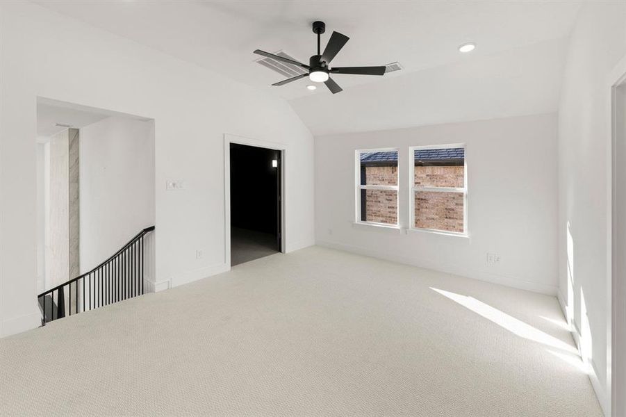 Spacious, unfurnished interior of a new home in Edgewood Creek, Celina (Image 31).