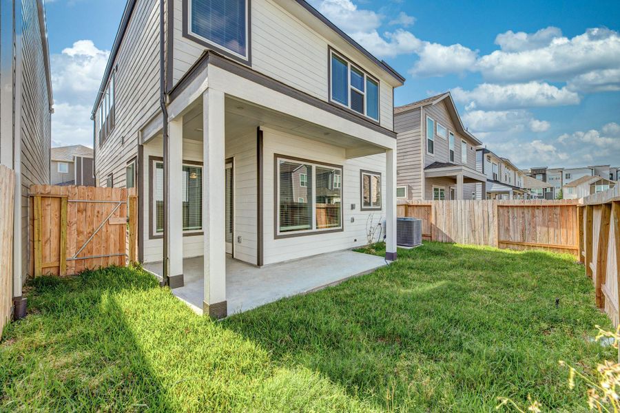 Exterior details and patio area of a home in Dunvale Village - Patio Home Collection, Houston (Image 16).
