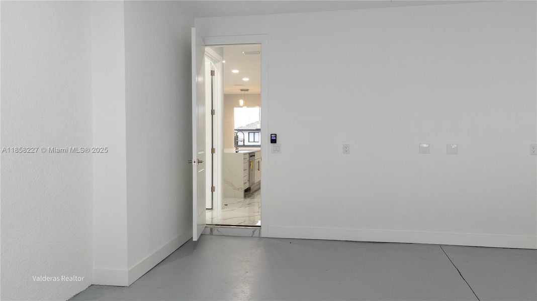 Spacious, unfurnished interior of a new home in , Lehigh Acres (Image 16).