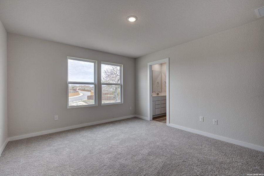 Spacious, unfurnished interior of a new home in Mesa Vista, San Antonio (Image 13).