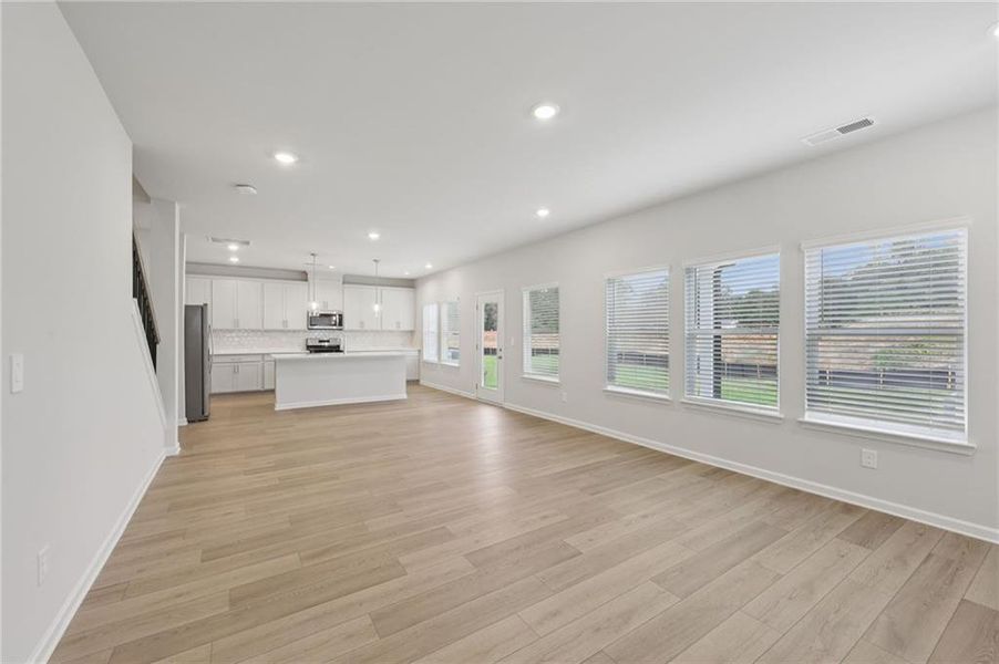 Spacious, unfurnished interior of a new home in Westmont Preserve, Powder Springs (Image 23).