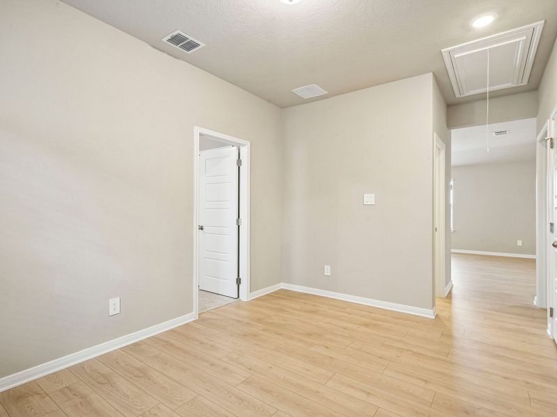 Spacious, unfurnished interior of a new home in Royal Crest, San Antonio (Image 25).