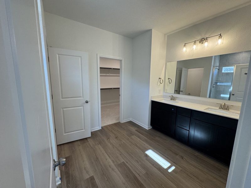 Spacious, unfurnished interior of a new home in Village at Three Oaks, Seguin (Image 12).