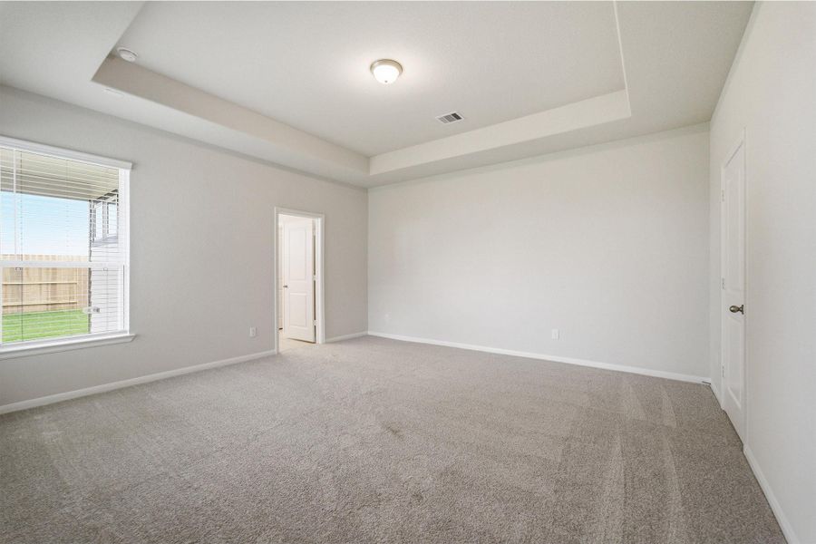 Spacious, unfurnished interior of a new home in Ashland, Texas City (Image 22).
