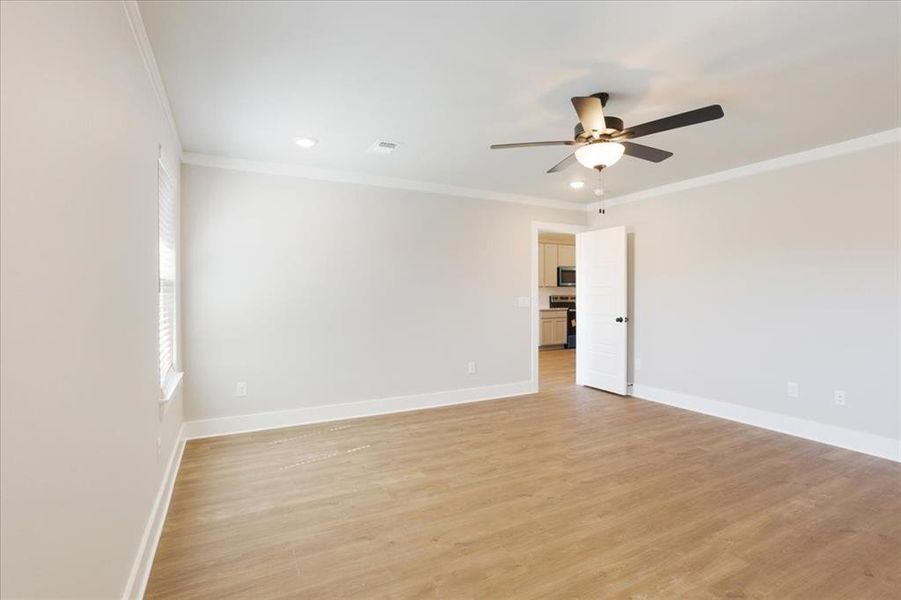 Spacious, unfurnished interior of a new home in , Sherman (Image 14).