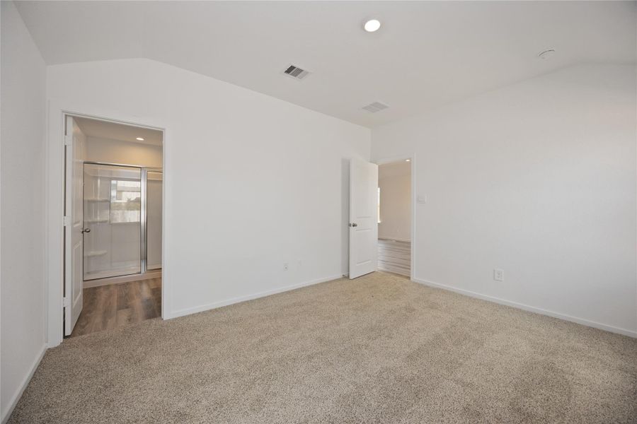 Spacious, unfurnished interior of a new home in Allison Park, Houston (Image 17).