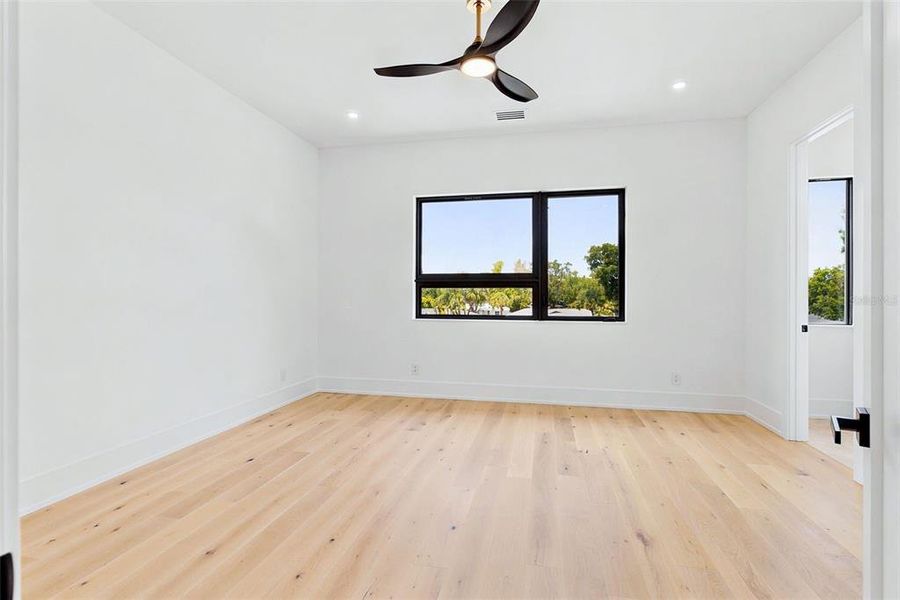 Spacious, unfurnished interior of a new home in , Sarasota (Image 24).
