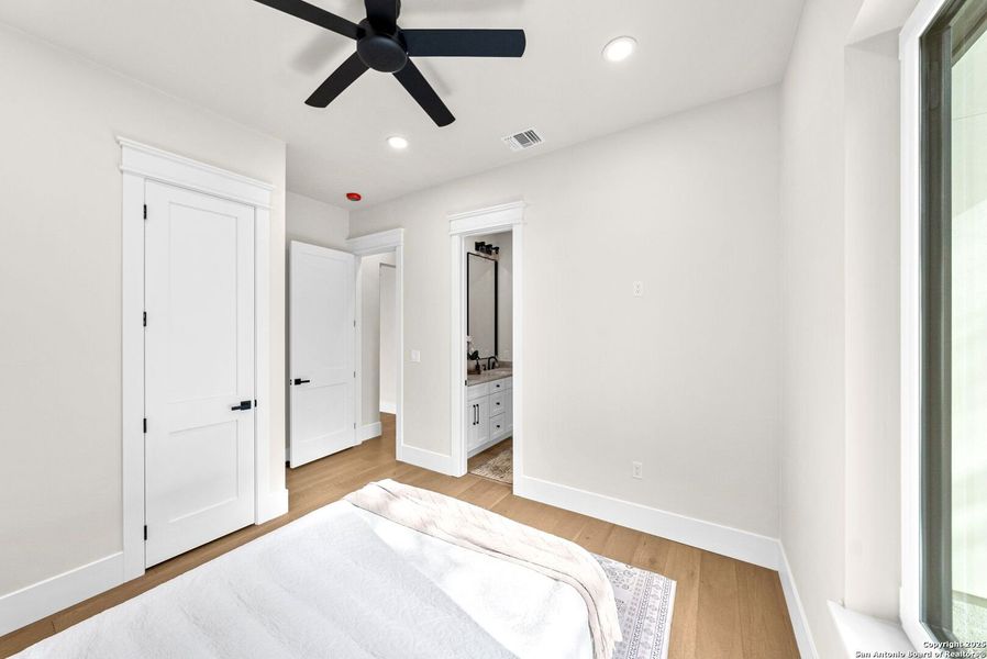 Spacious, unfurnished interior of a new home in , Bandera (Image 46).