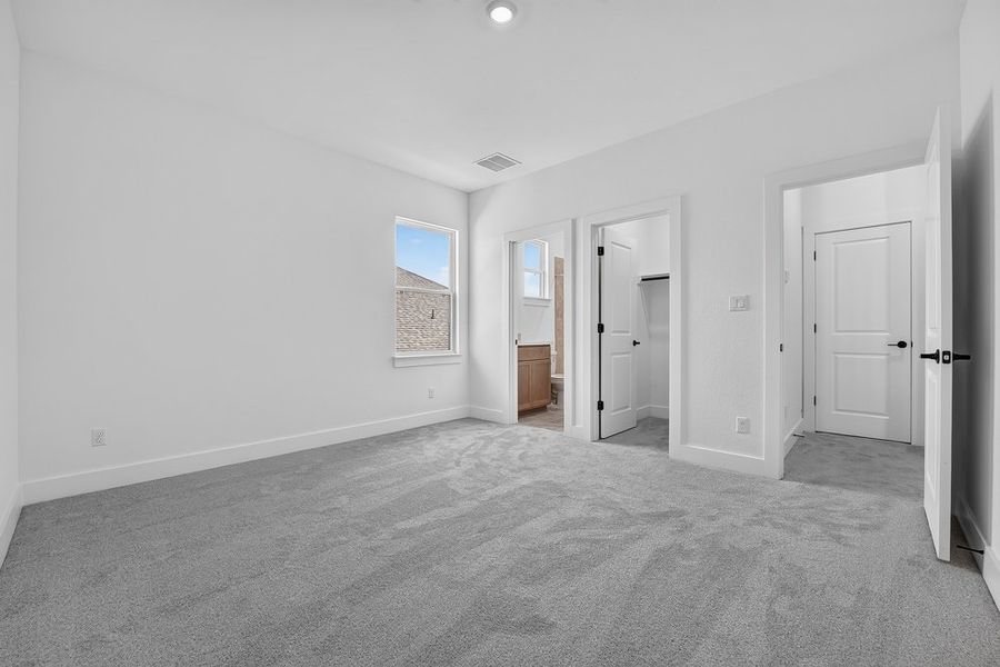 Spacious, unfurnished interior of a new home in Santa Rita Ranch, Liberty Hill (Image 27).