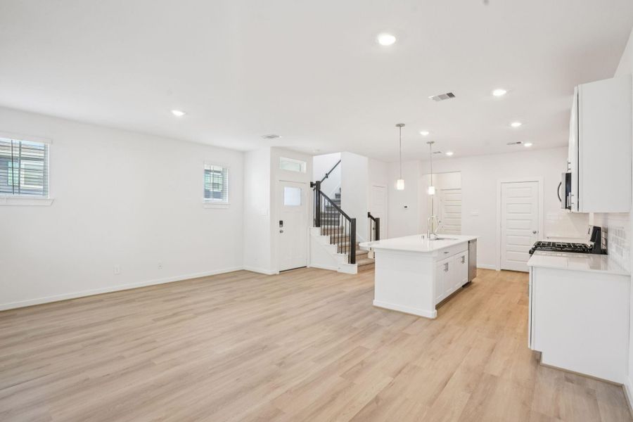 Spacious, unfurnished interior of a new home in Kemah Crossing - City Series, Kemah (Image 30).