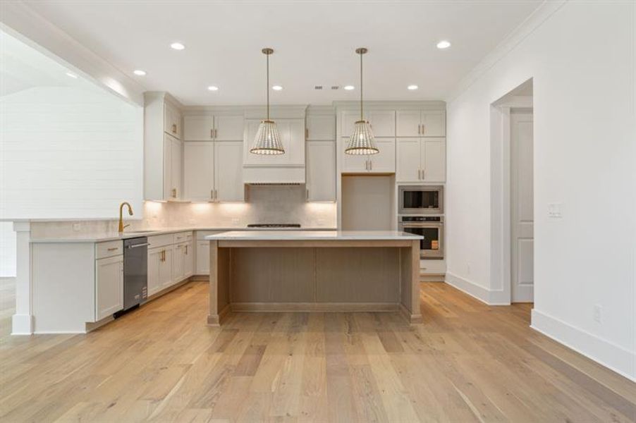 Spacious, unfurnished interior of a new home in White Post on Lake Lanier, Gainesville (Image 23). Spacious, unfurnished interior of a new home in White Post on Lake Lanier, Gainesville (Image 23).