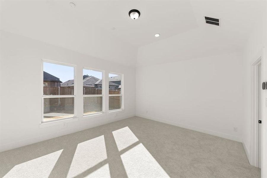 Spacious, unfurnished interior of a new home in Edgewood Creek, Celina (Image 32).