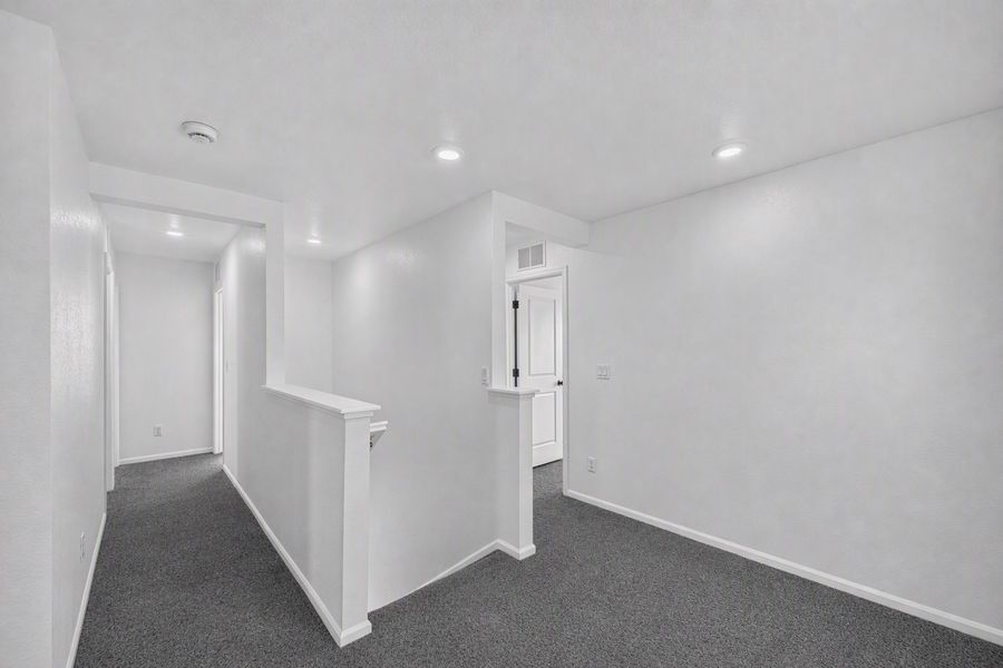 Spacious, unfurnished interior of a new home in Lake Bluff, Greeley (Image 13).